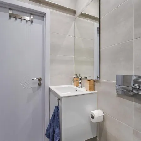 Smart & Modern 2-bdr Flat - Top Location In Apartment *